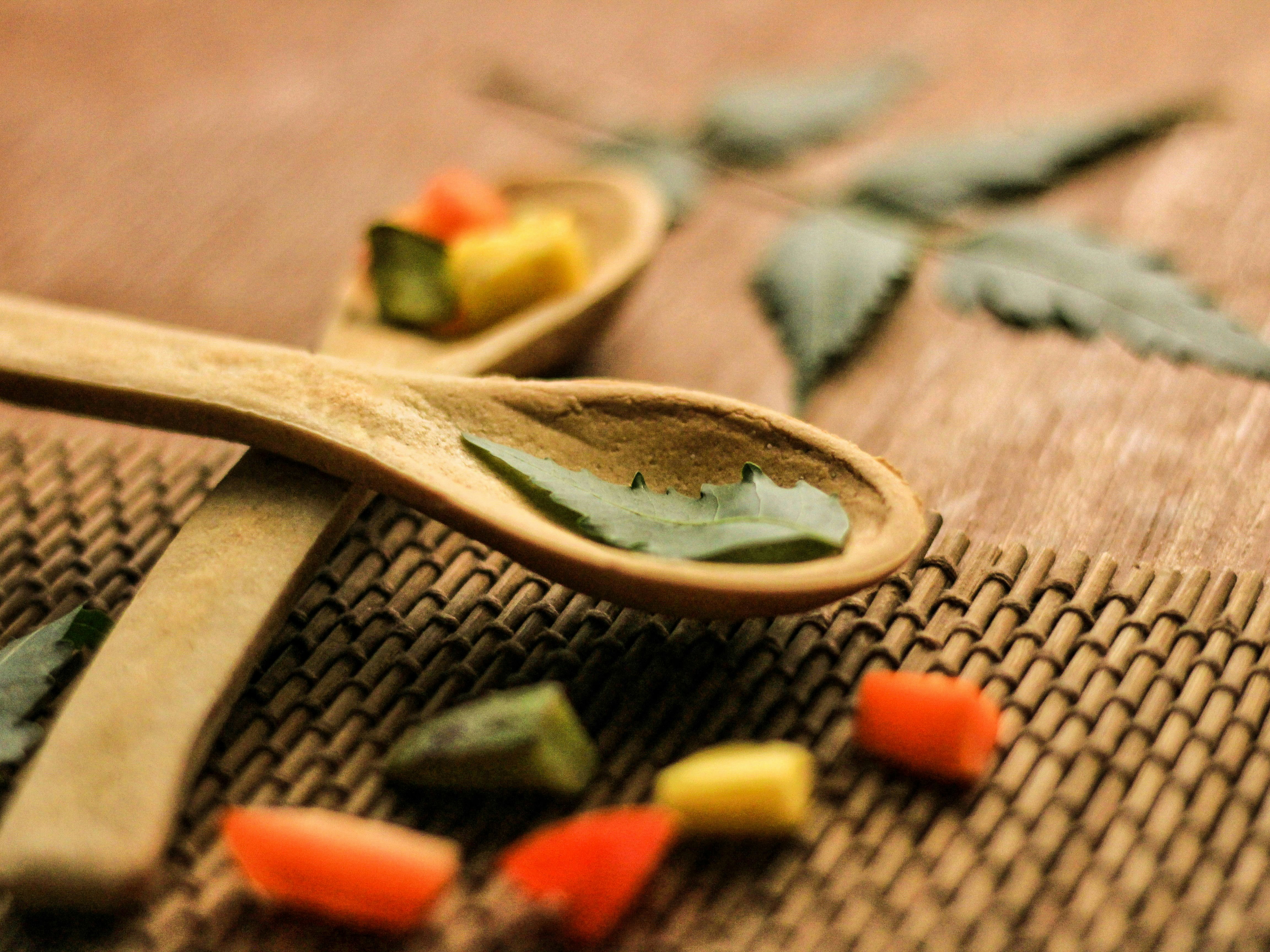 Houten lepel met kruiden